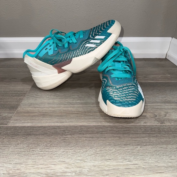 Adidas D.O.N. Issue 4 Grade Basketball Shoe - Picture 3 of 13